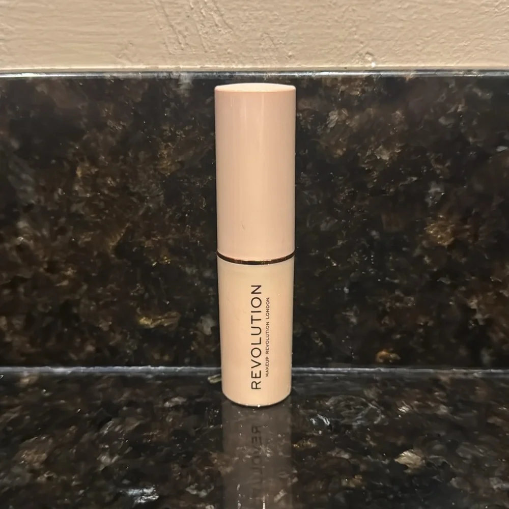 NEW Makeup Revolution Fast‎ Base Stick Foundation - Color F9